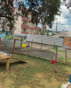 Creche e parquinho com segurança e muita diversão. Venha conhecer nosso novo espaço. Pacotes com preços especiais de creche para pequeno e grande porte. Terreno com texturas diferentes, pedras, (2)