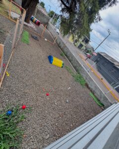 Creche e parquinho com segurança e muita diversão. Venha conhecer nosso novo espaço. Pacotes com preços especiais de creche para pequeno e grande porte. Terreno com texturas diferentes, pedras, (3)