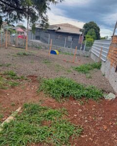 Creche e parquinho com segurança e muita diversão. Venha conhecer nosso novo espaço. Pacotes com preços especiais de creche para pequeno e grande porte. Terreno com texturas diferentes, pedras, (6)